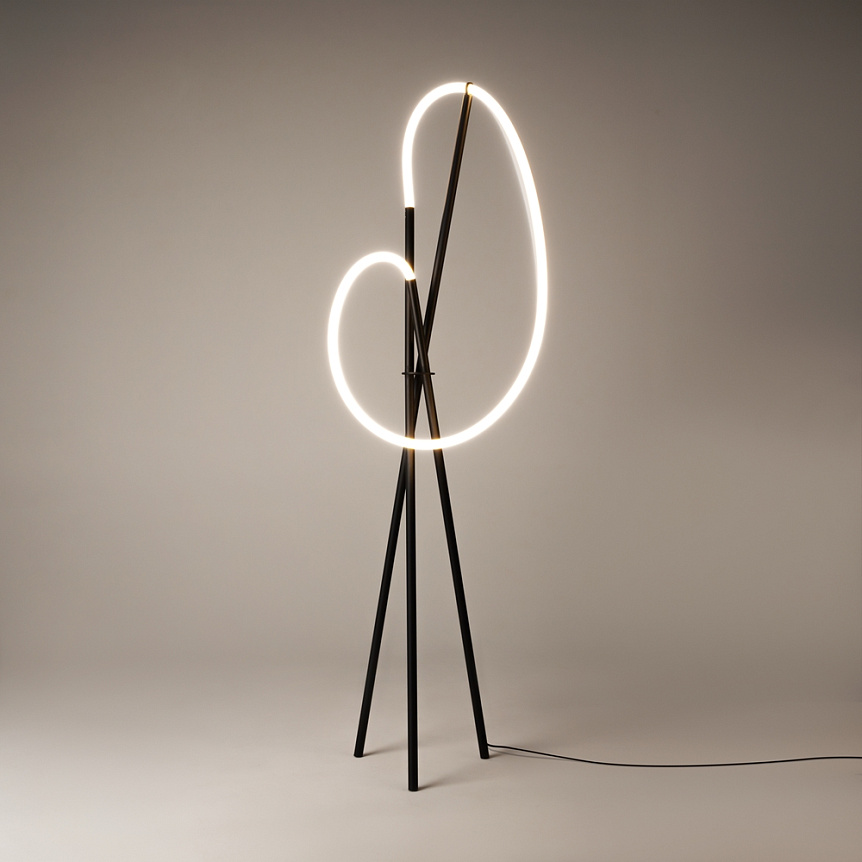 Crochet Svart golvlampa från Maytoni - Ljusstyrkan justeras enkelt med den inbyggda dimmern i golvbrytaren &ndash; en perfekt kombination av form, funktion och atmosf&auml;r.