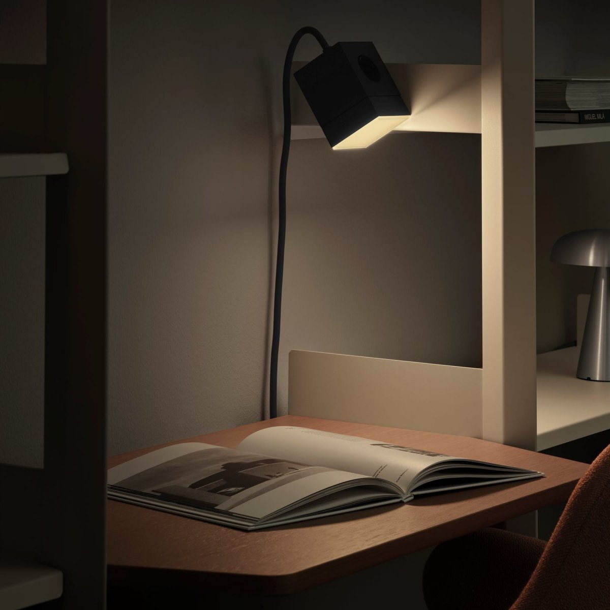 LAMP 1 - EU Svart från Avolt - Denna smidiga lilla lampa ansluts direkt i v&auml;gguttaget (230V) och passar perfekt som exempelvis nattlampa eller st&auml;mningsbelysning i hall, sovrum eller andra utrymmen d&auml;r du vill ha ett mjukt ljus.